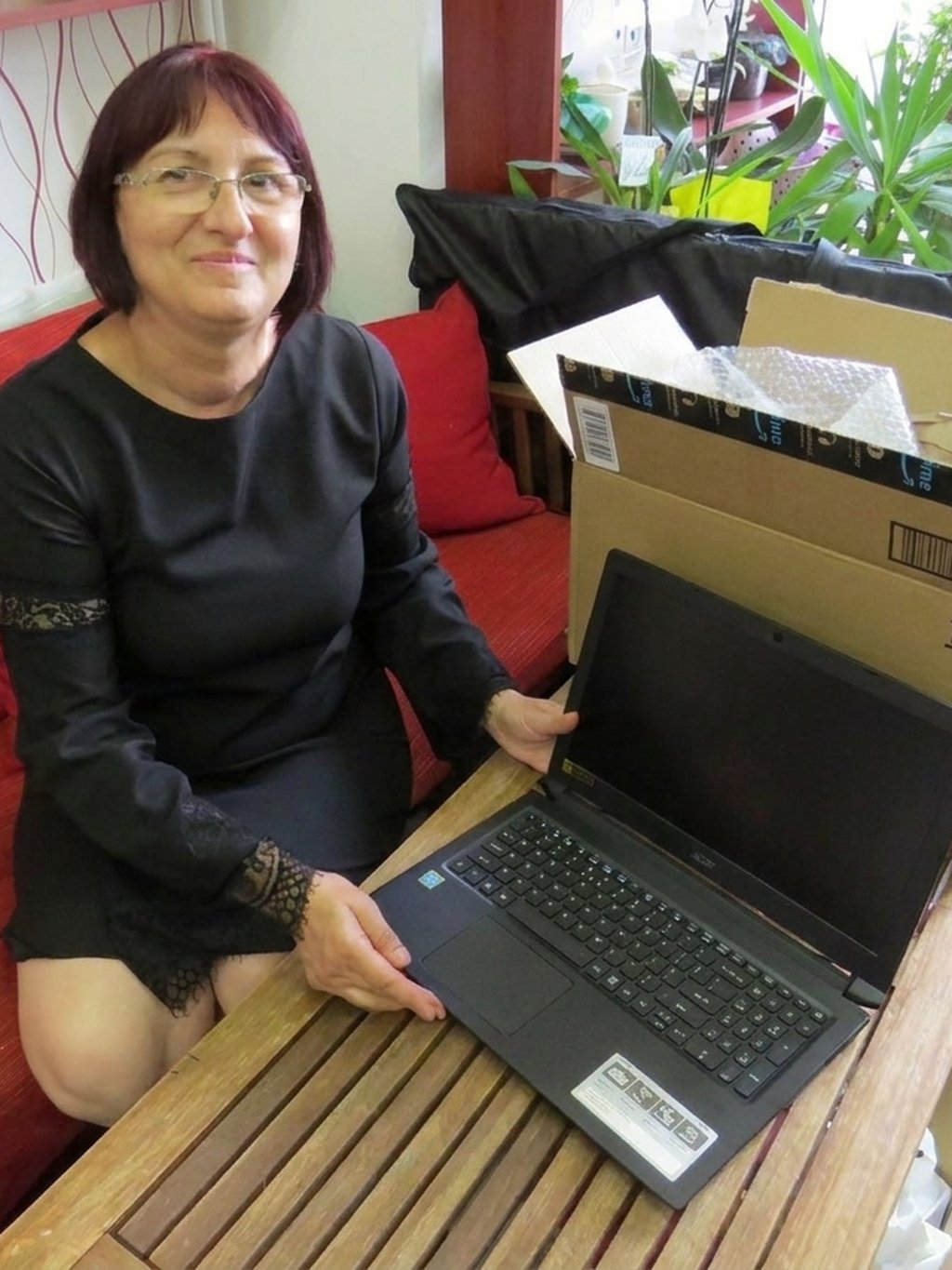Cliente mostrando o notebook que veio dentro da caixa recebida